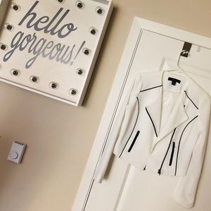 🌟 White blazer jacket coat with black accents & zipper in front 🌟